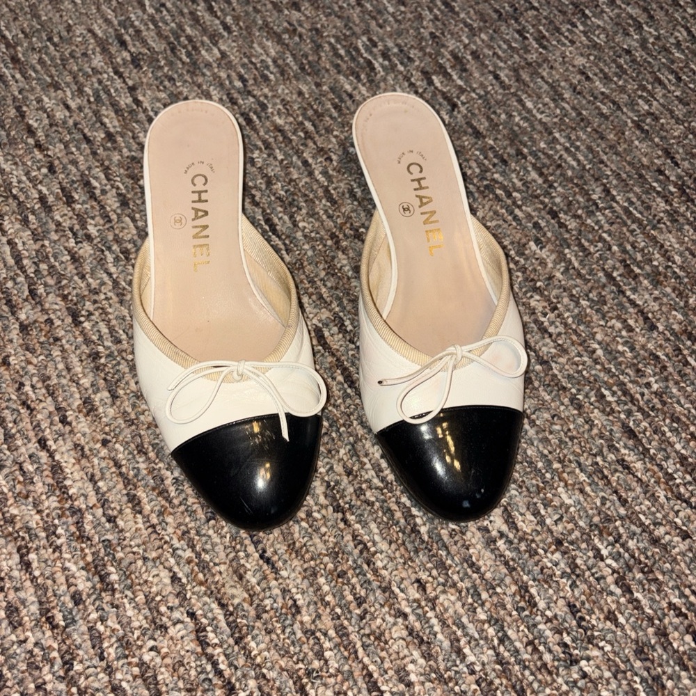 CHANEL Two-Tone Black and Cream Mules